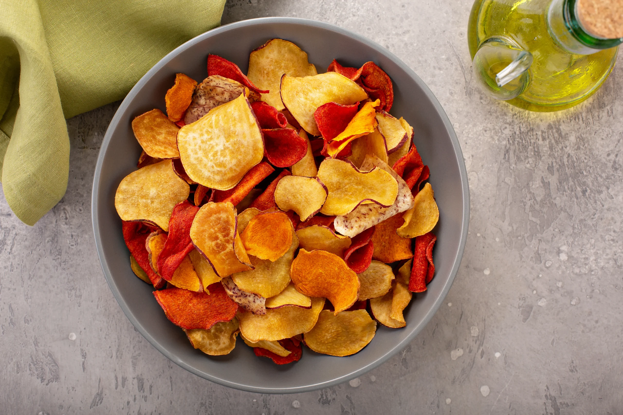 Pocillo con chips de verduras al horno, receta chilena.