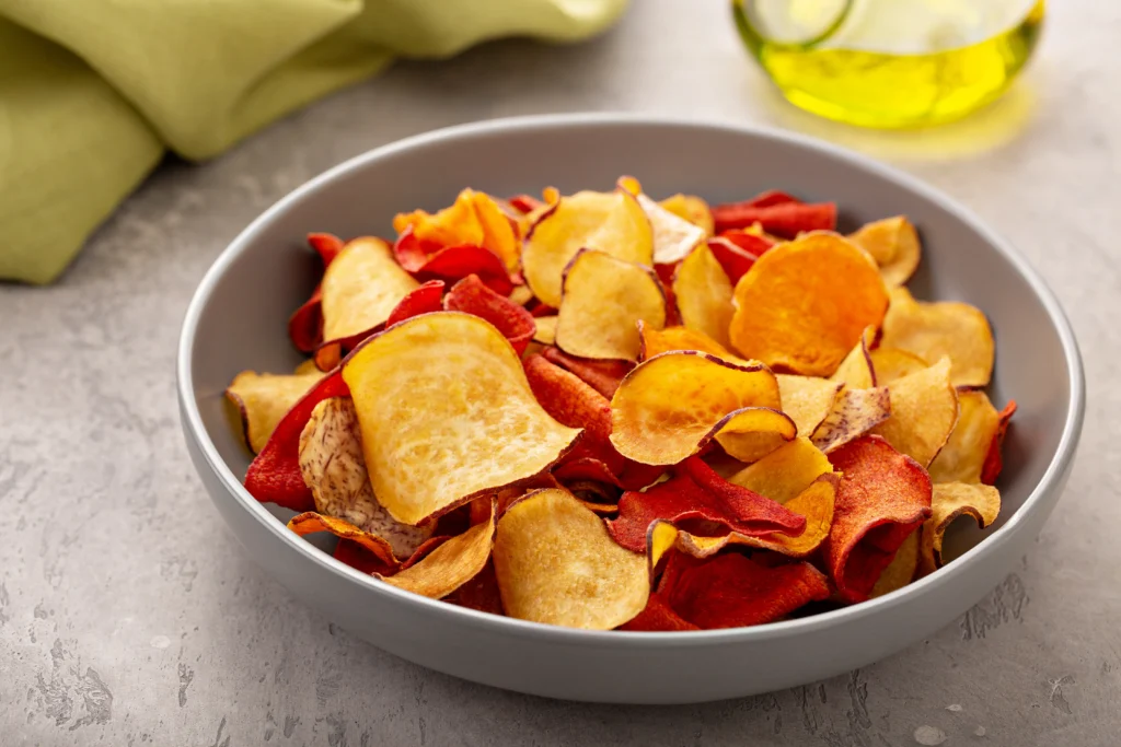 Primer plano de chips de verduras al horno crujientes